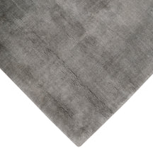 Corner and edge detail of grey hand woven Loom Lori wool rug showing its neat finishing, soft surface and plush 12–15 mm pile.